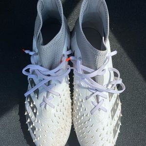 Women’s/Men’s Size 7 Predator Soccer Cleats